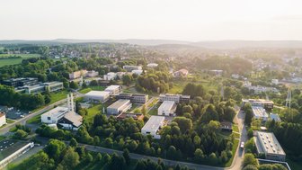 Der Clausthaler Campus im Grünen als Luftaufnahme